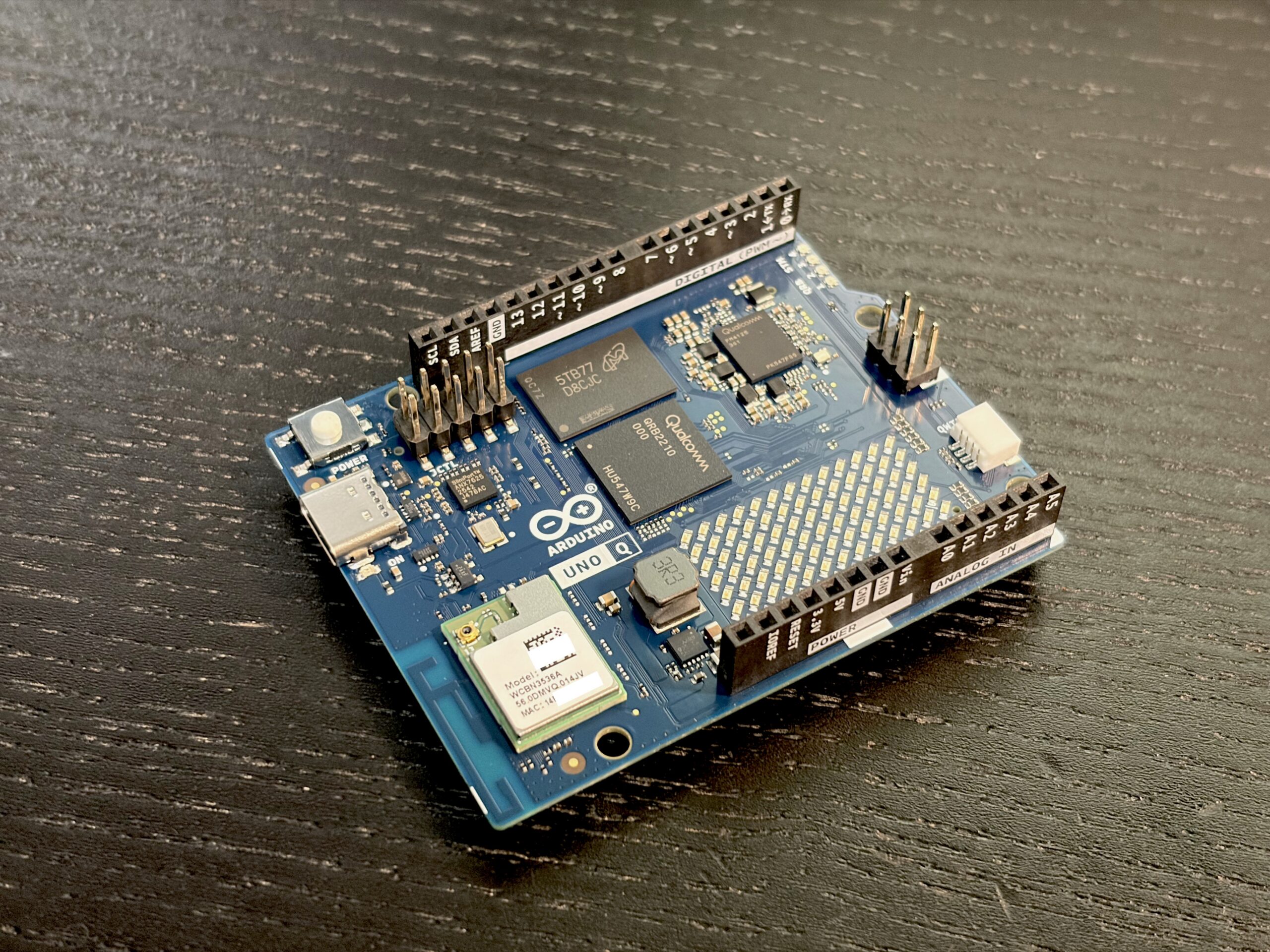 Arduino UNO Q 开发板初体验